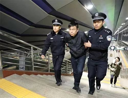 吸毒男,男子在高铁吸毒