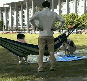 肩上挑着担子，脚下骑着电动车，晃晃悠悠的沿街叫卖，差点擦到车！