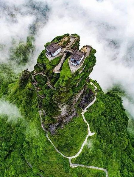 黔东南+黔西南经典八日游—昆明—马岭河峡谷—万峰林—黄果树瀑布—荔波小七孔—千户苗寨—镇远古镇—梵净山—石阡温泉