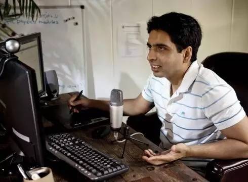 他曾一无所有，却颠覆了美国教育，比尔盖茨是他的粉丝，现在他把自己估值比苹果公司还高的项目免费化了