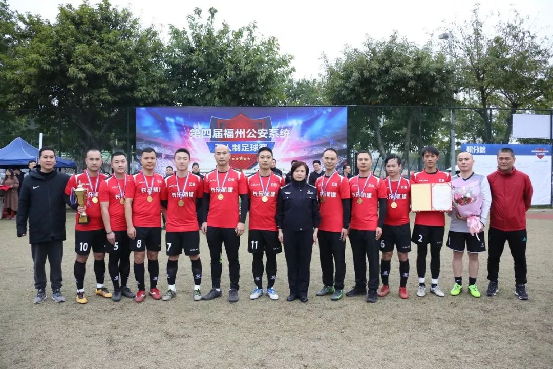 警界雄鹰绿茵翱翔，铁血男儿赛场争霸！