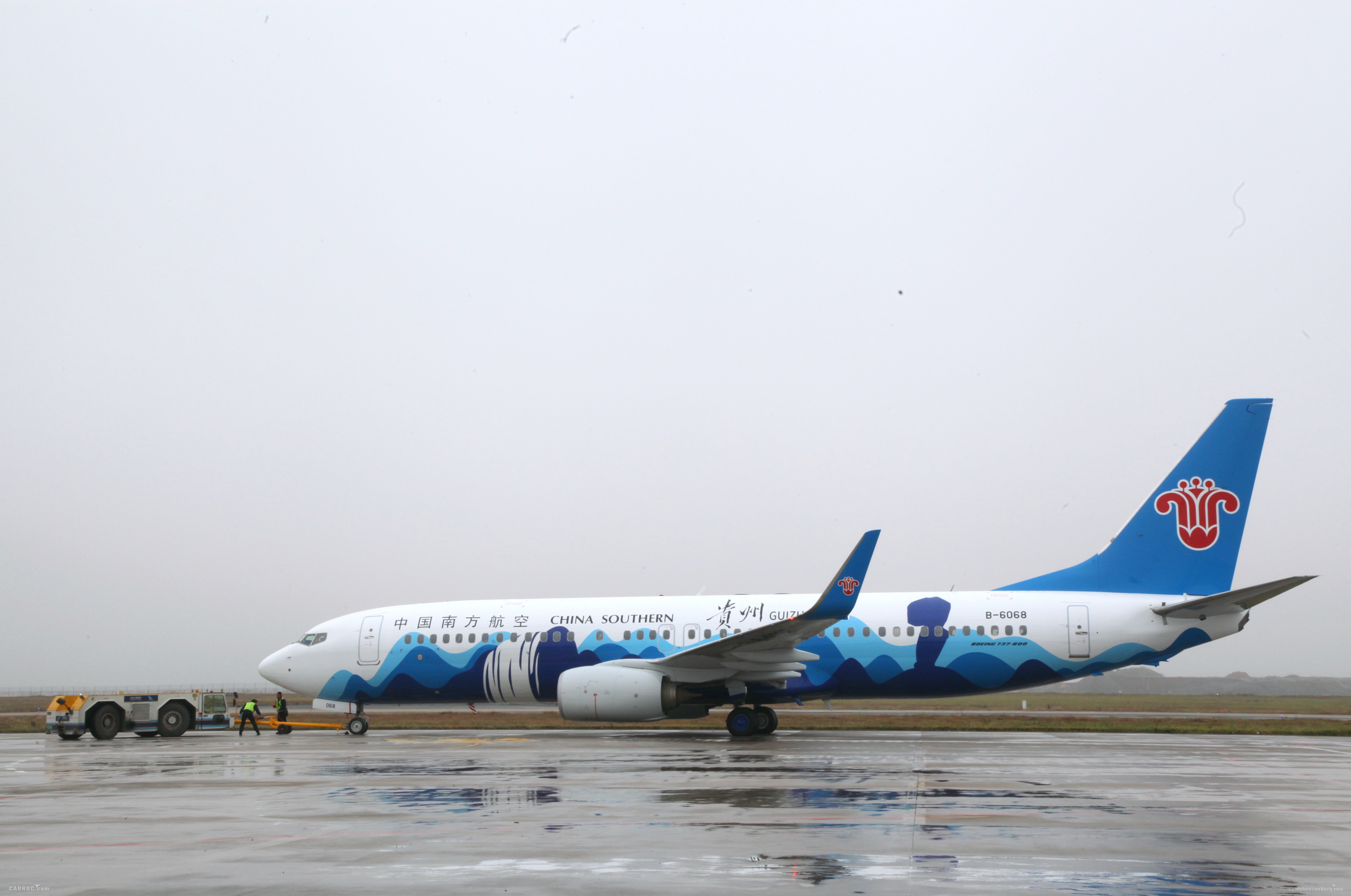 “贵州号”南航客机首航黄果树、梵净山亮相蓝天