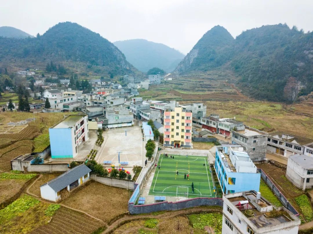 一个诗人和他的留守儿童足球队