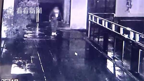 男子与女友开房半夜听到奇怪声音竟是有人在墙壁挖出一个洞*窥偷**