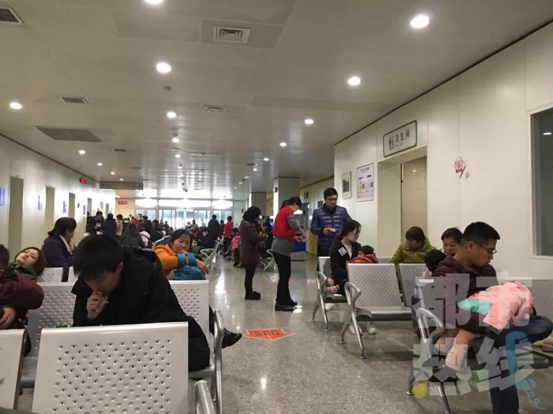医院排队儿科爆满,儿科爆满候诊