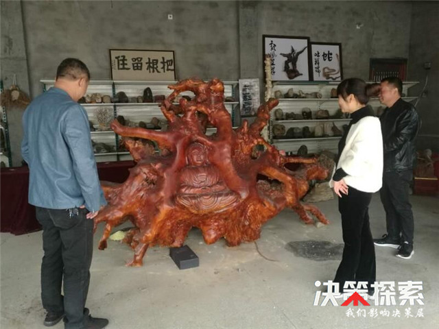 根雕匠人一双巧手化腐朽为神奇,根雕手艺人变废为宝