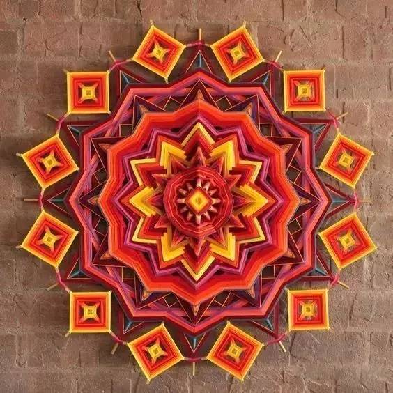 她用牙签搭了个十字，缠上几根毛线，竟也可以美成这样