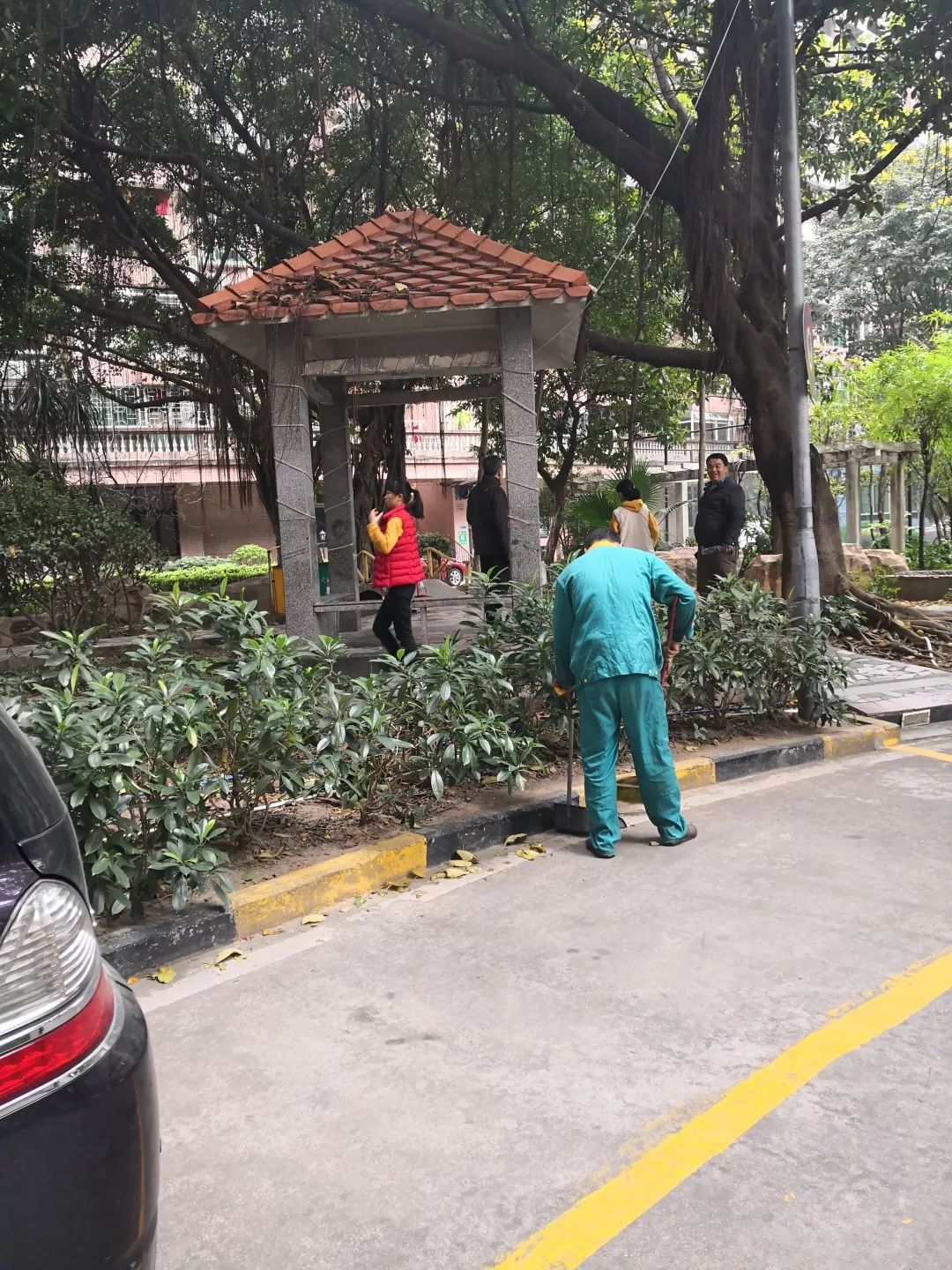 特报｜物业“哭穷”是真缺钱吗？这个小区炒了物业，不涨物业费还能结余百万