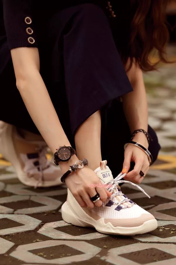 潮搭汇｜手部饰品×唇色美甲点亮冬日造型的通关密语