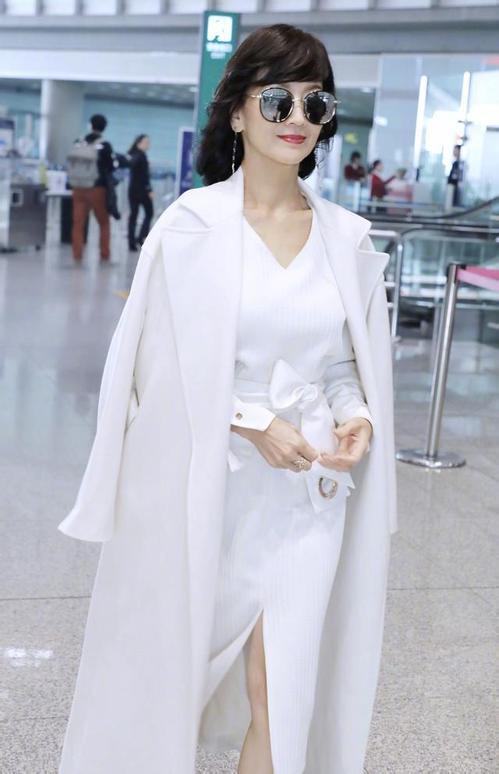 65岁赵雅芝白衬衫彩虹裙不老女神,赵雅芝63岁依然优雅长裙浪漫唯美