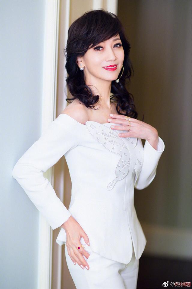 65岁赵雅芝白衬衫彩虹裙不老女神,赵雅芝63岁依然优雅长裙浪漫唯美