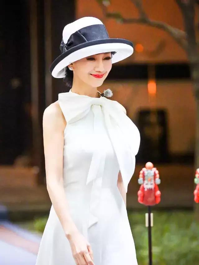 65岁赵雅芝白衬衫彩虹裙不老女神,赵雅芝63岁依然优雅长裙浪漫唯美