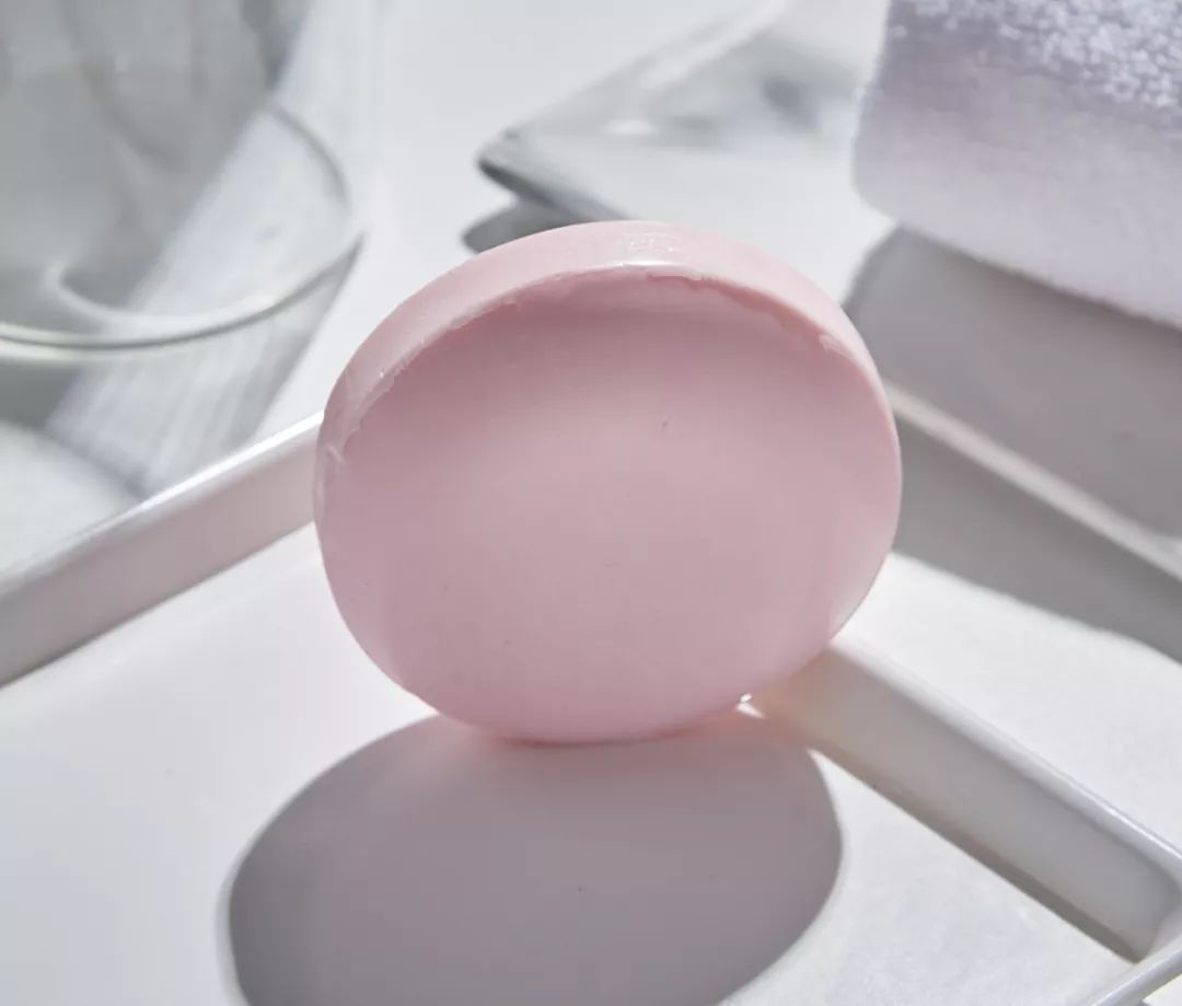 日本口碑爆棚的美白皂，洗完连手肘腋下都变粉嫩了！