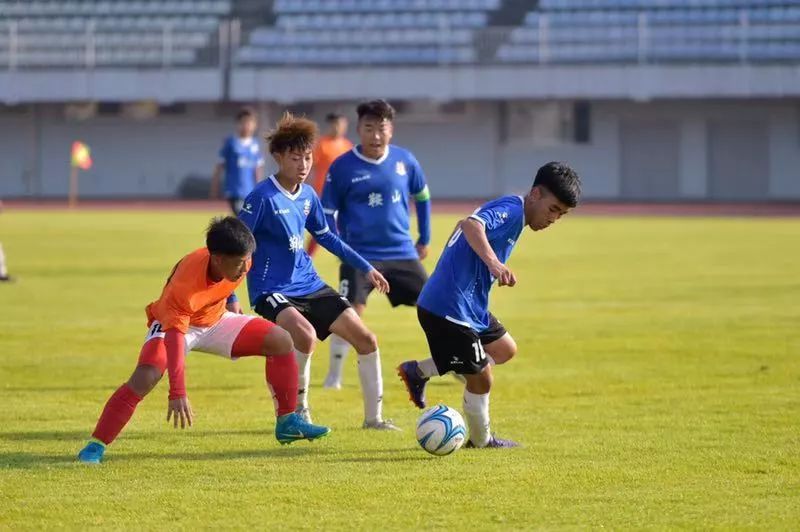 “一带一路·运动德宏”青少年足球冬训邀请赛激战正酣