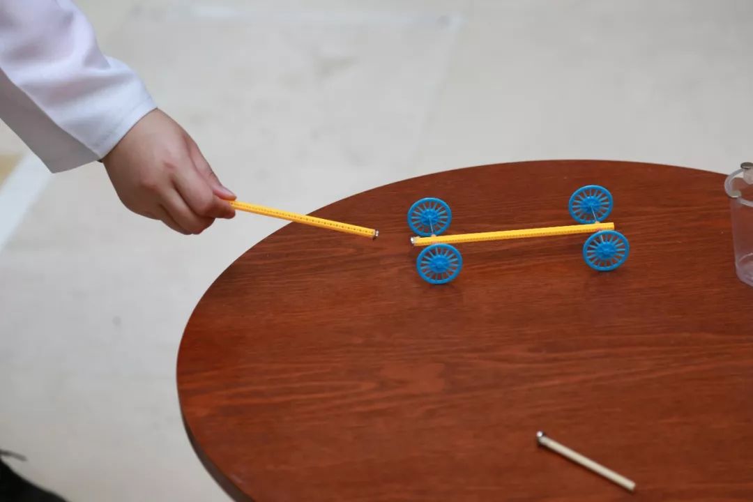 磁铁指南针是磁场产生的,磁场感应磁铁