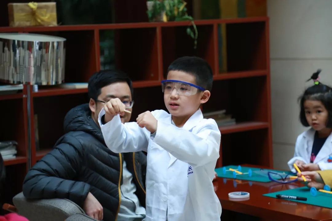 磁铁指南针是磁场产生的,磁场感应磁铁