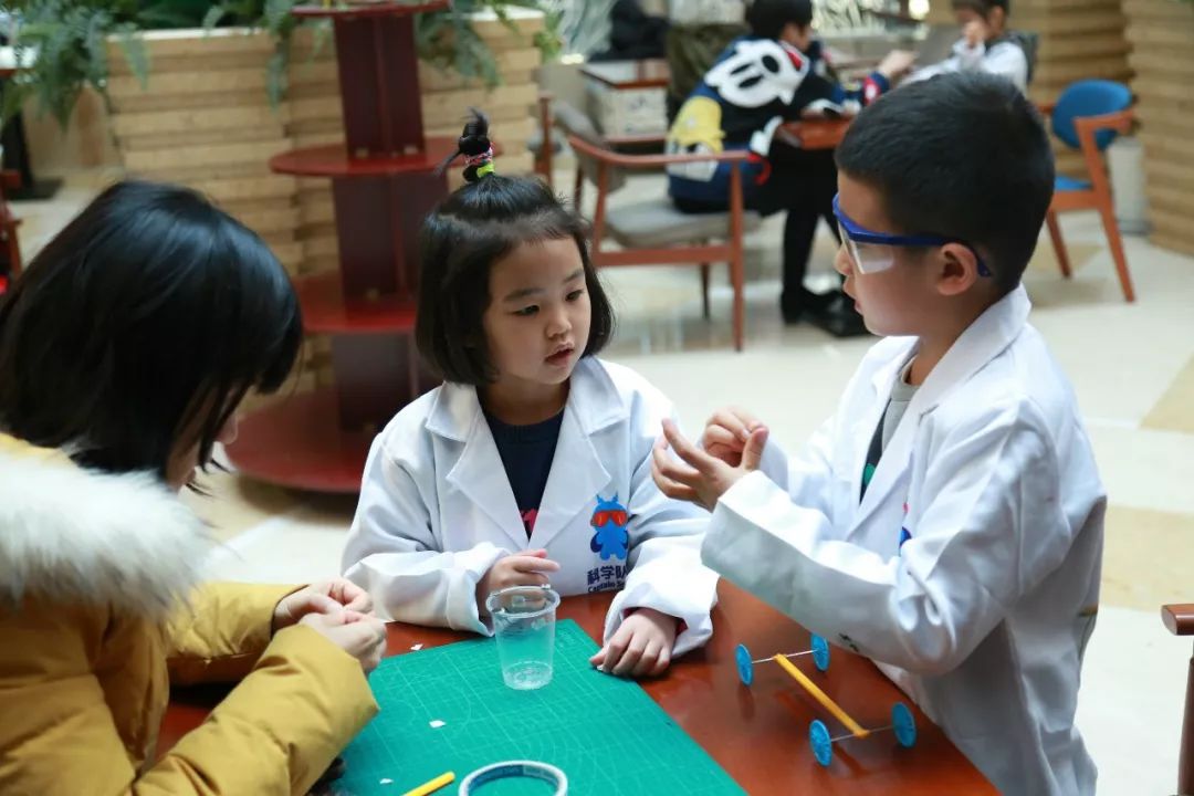 磁铁指南针是磁场产生的,磁场感应磁铁