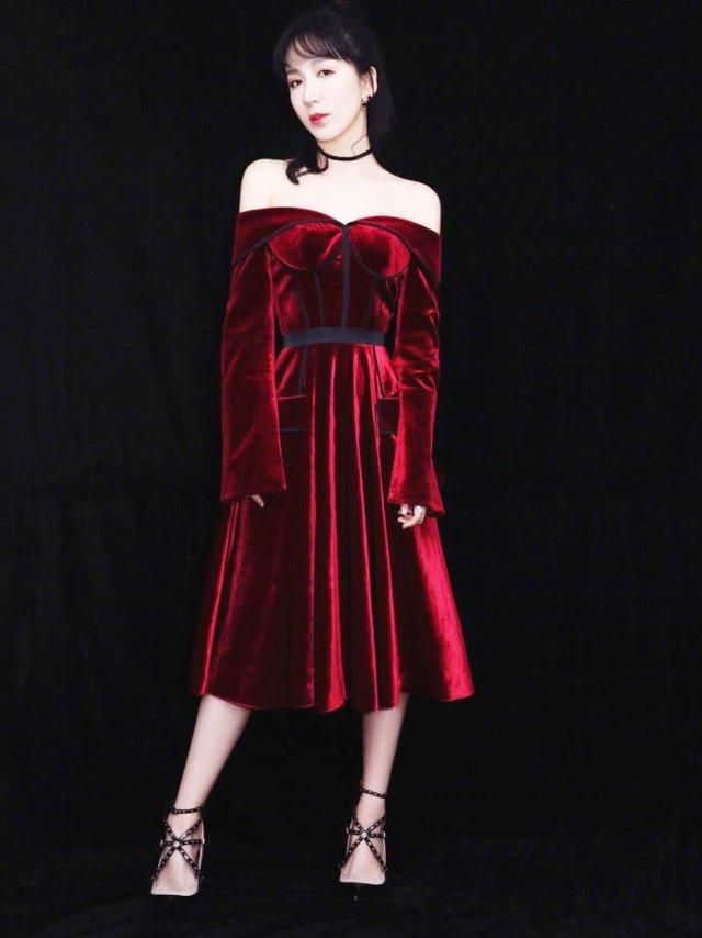 御姐“胡一菲”，穿一袭棉麻长裙变身文艺女神，美得令人窒息！