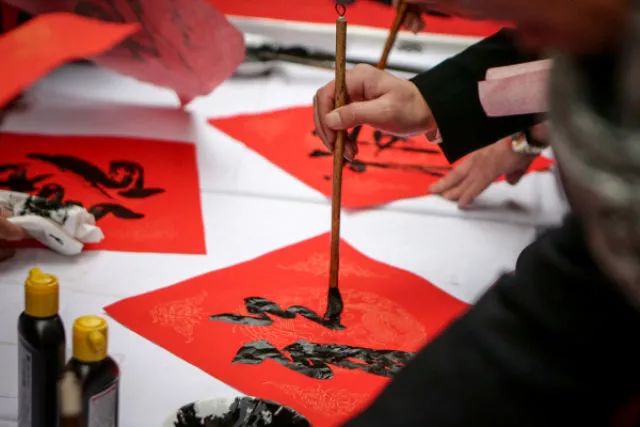 贴春联最简单的辨别方式,贴春联左右的正确方法口诀