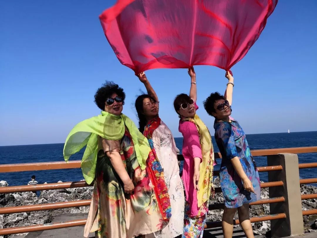 中国大妈外出旅游跨栏,大妈旅游动作