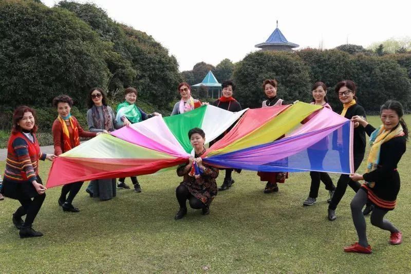 中国大妈外出旅游跨栏,大妈旅游动作