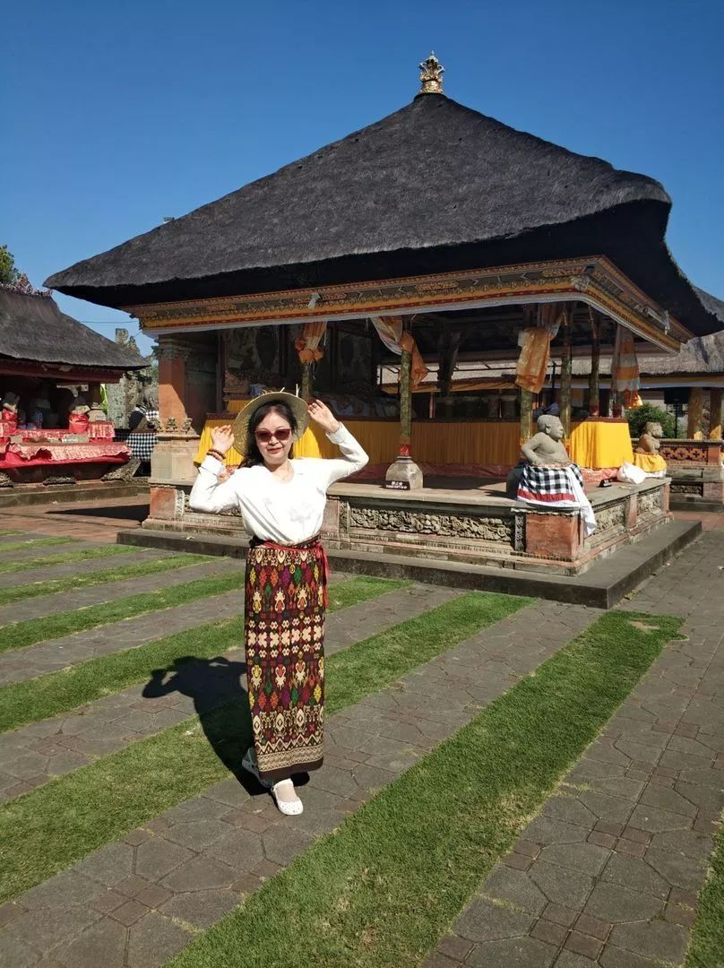 中国大妈外出旅游跨栏,大妈旅游动作