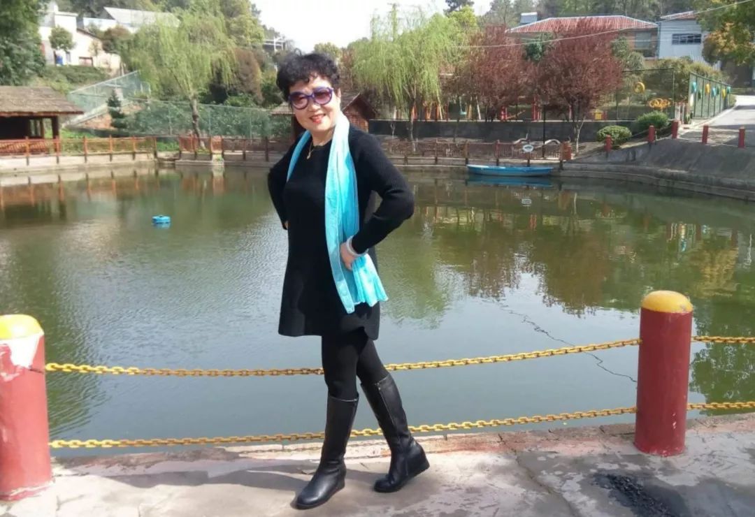 中国大妈外出旅游跨栏,大妈旅游动作