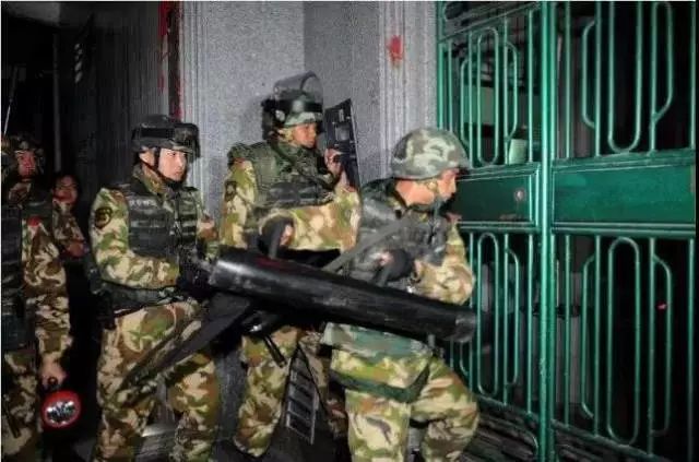 广东“*毒冰**教父”震撼内幕:4000警力*攻围**地下王国,全村1/3家庭制毒