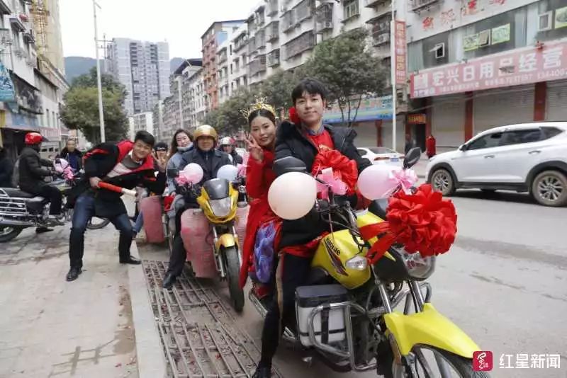 小伙骑摩托车迎娶新娘视频,小伙骑摩托娶了一个漂亮的媳妇儿