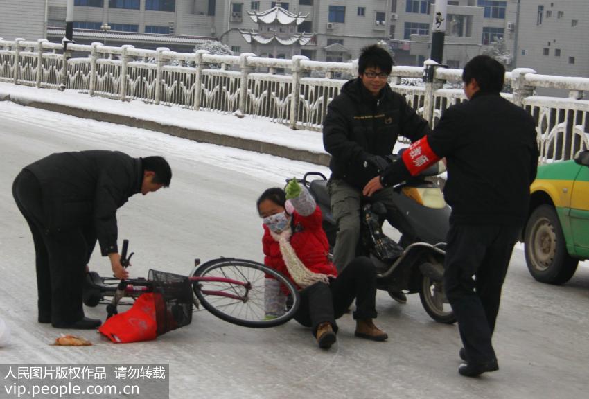 骨折卧床尾骨睡的疼怎么办,尾骨骨折和腰椎骨骨折哪个更严重
