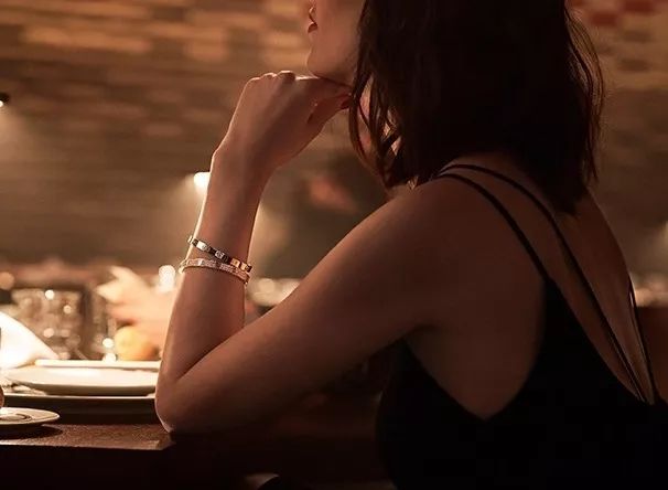 如何成套搭配金饰好看呢,怎样搭配黄金首饰不俗气