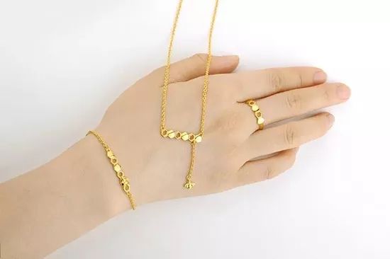 如何成套搭配金饰好看呢,怎样搭配黄金首饰不俗气