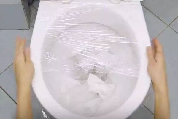 「生活小妙招」家里马桶经常堵怎么办？老师傅教你几招立马疏通，再也不花冤枉钱