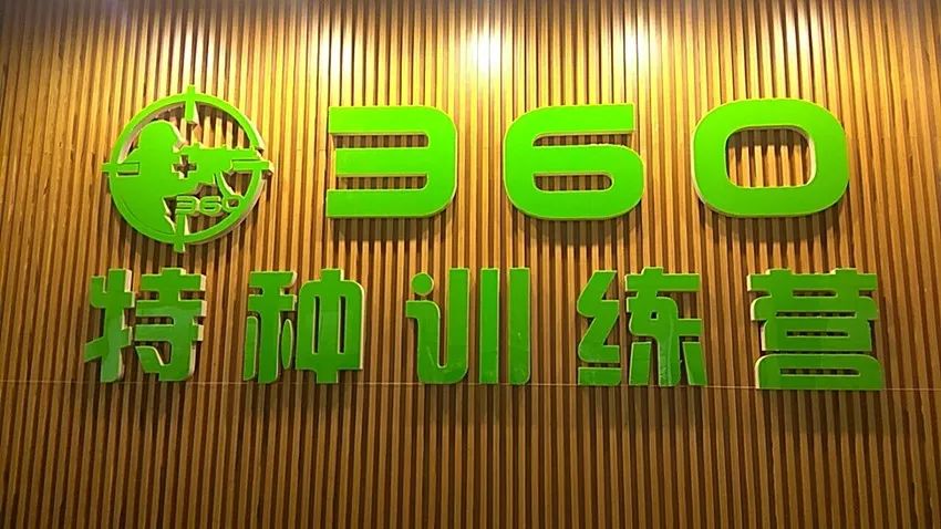 “装备控”周鸿祎和AK47干上了！