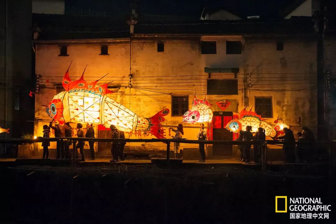 这盏燃了200年的徽州鱼灯，带你游回小时候