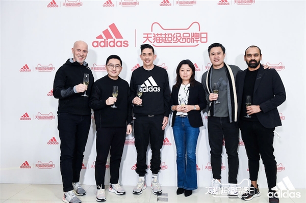 阿迪达斯官方男运动鞋旗舰店直播,阿迪达斯天猫联名女鞋
