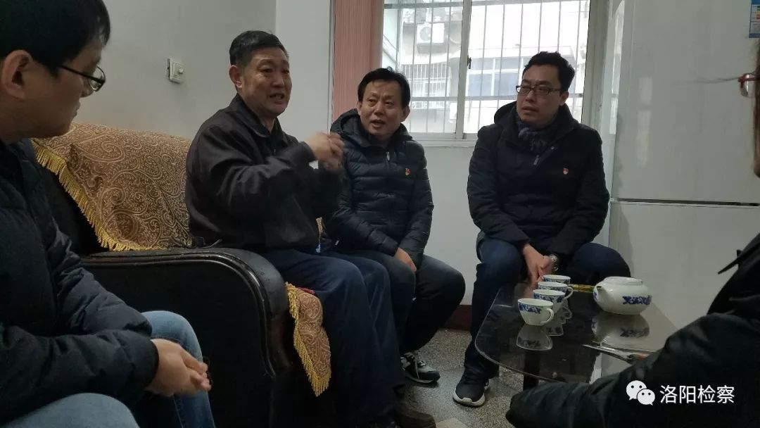 「今天我当班」春节上班第一天，这位老人送来了一面锦旗……