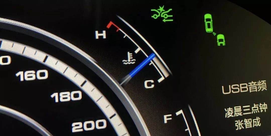 仪表盘三个救命灯亮起就必须停车,仪表盘故障灯哪个亮了要停车检查