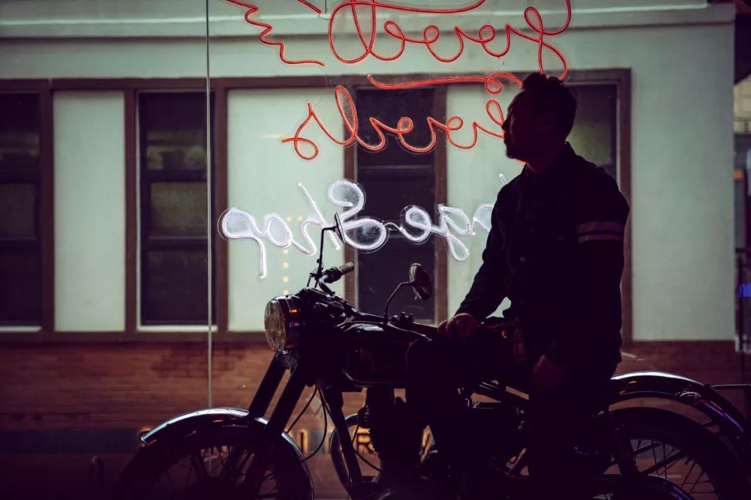 不喜欢保时捷的复古酒吧老板不是好商人