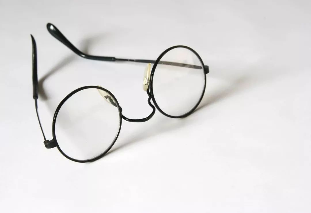 近视不用戴眼镜怎么矫正,轻微近视最好要不要戴眼镜