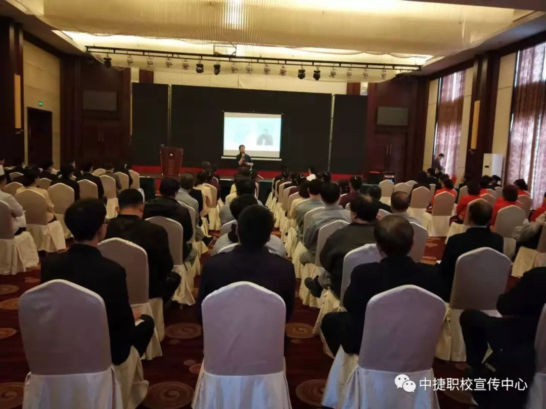 礼仪培训学员,礼仪培训进校园