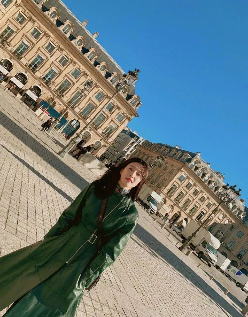 江疏影穿搭日常,照片中的江疏影身穿拼接格子衬衫