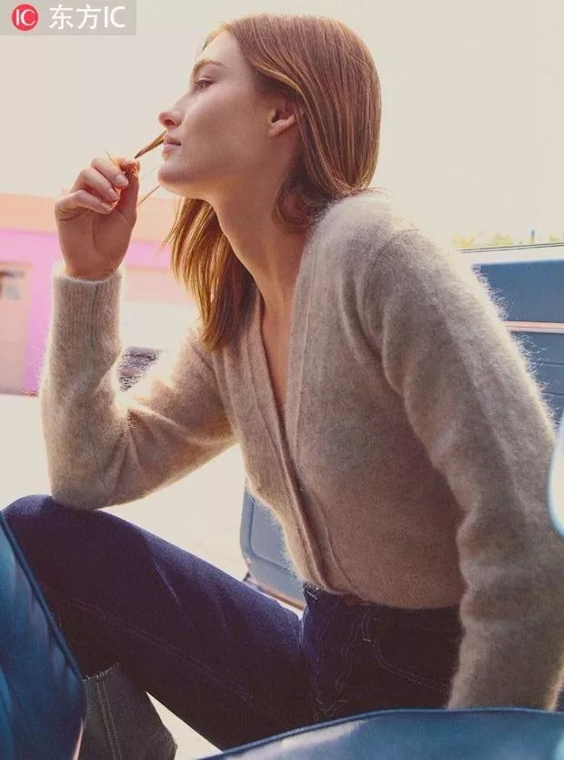 明星穿高级感针织开衫,明星同款街拍针织开衫