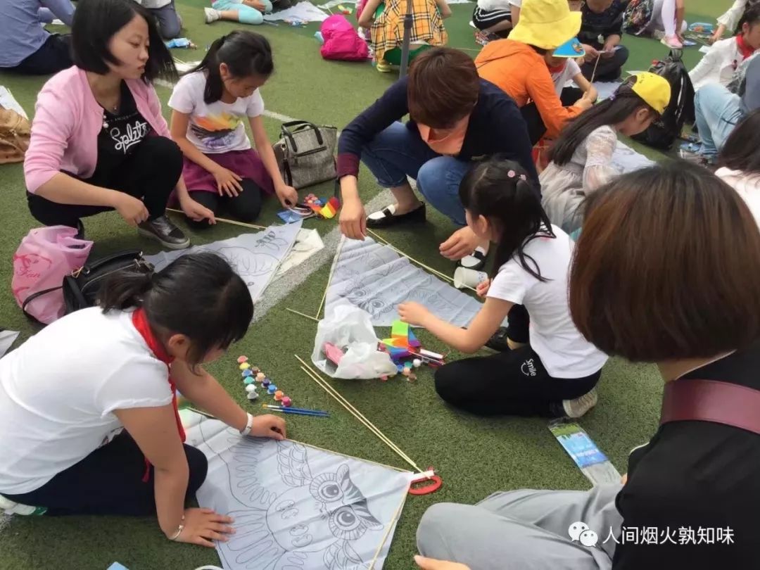 在又是风筝飞满天的阳春三月，你还记得儿时自制风筝陀螺等玩具么