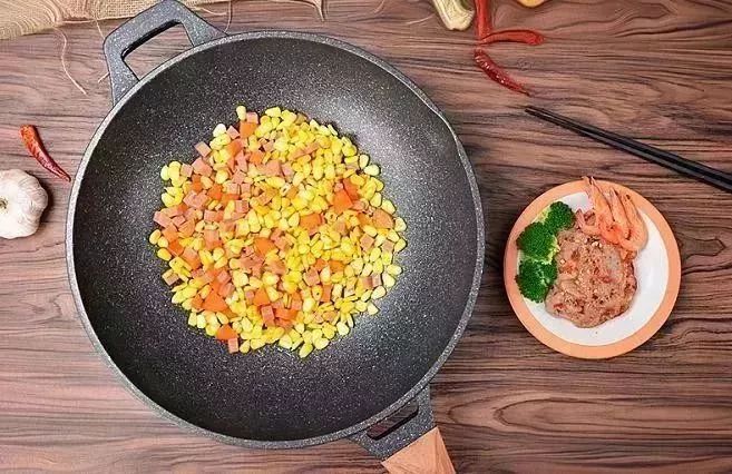 炒菜的时候粘锅教你一招轻松解决,炒菜粘锅最好的解决办法