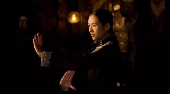 她究竟应该维持逼格,还是成为真实的自己?