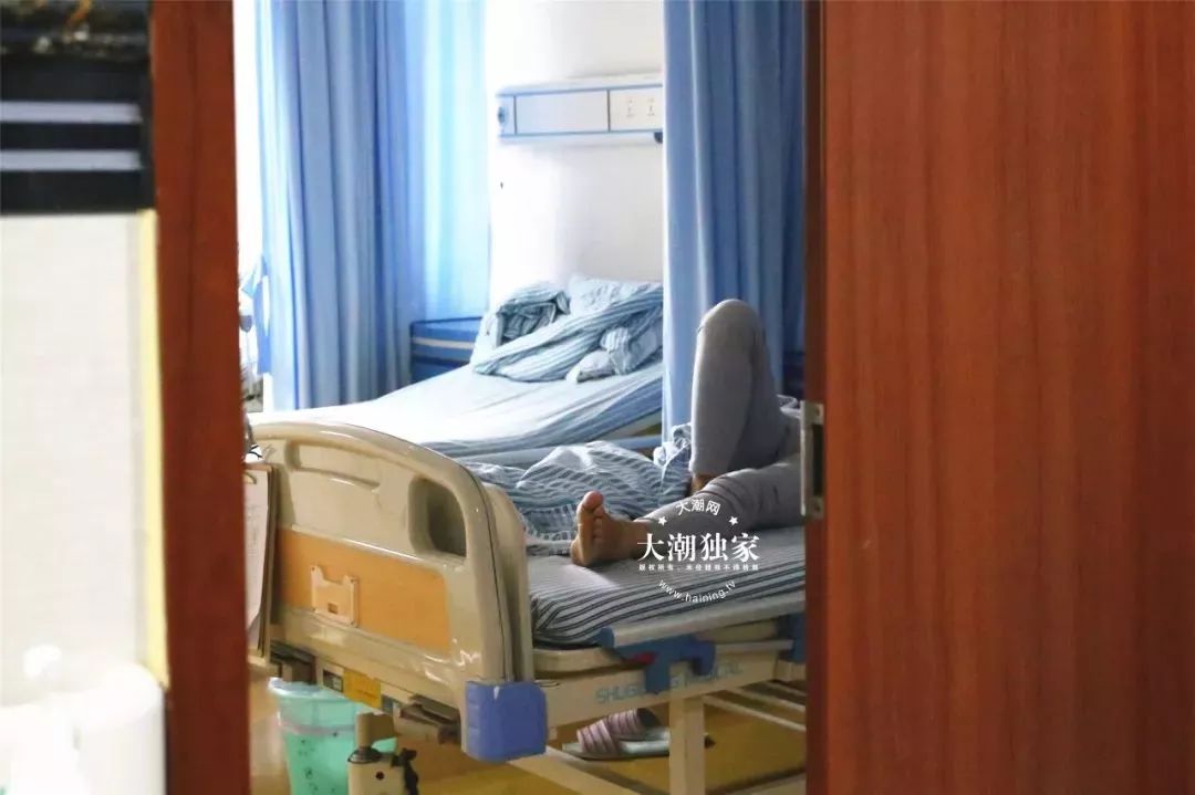 吓人！女子指甲增厚擦醋酸，手指发黑被截肢