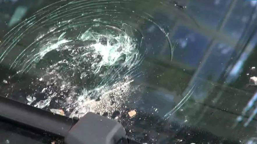 自己的车被人恶意堵住车主不挪,自己的车被物体挡住了