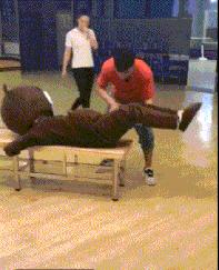 ▶昨天老妈教弟弟做作业,我弟不动脑筋思考,每道题都问...