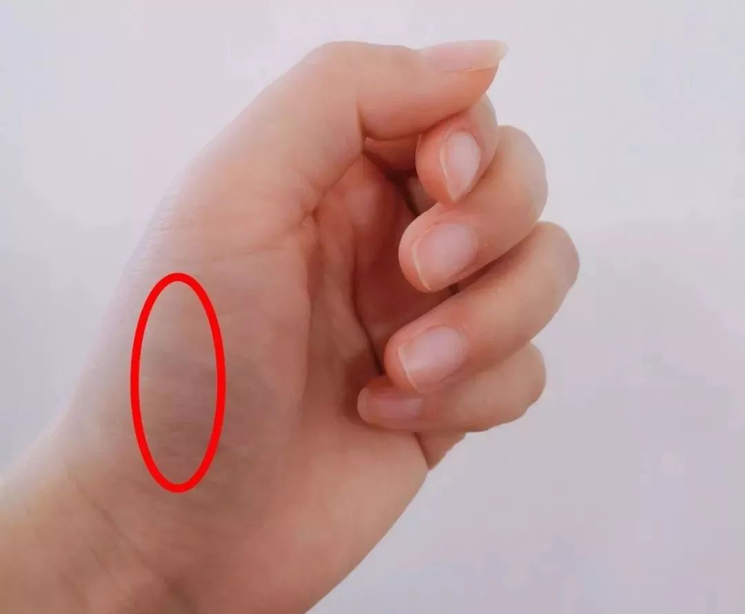 为什么手下垂手背上青筋暴露出来,手血管突出青筋暴起是什么原因